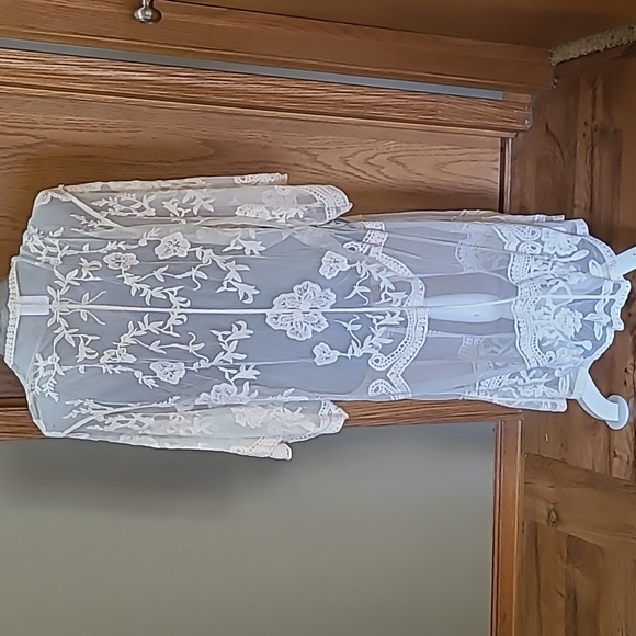 BEAUTIFUL LACE LONG COVER-UP - EUC- SIZE LARGE/XL - Picture 3 of 6